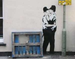 banksy-policemen-kissing